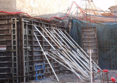 Muro de contención planta sótano edificio residencial